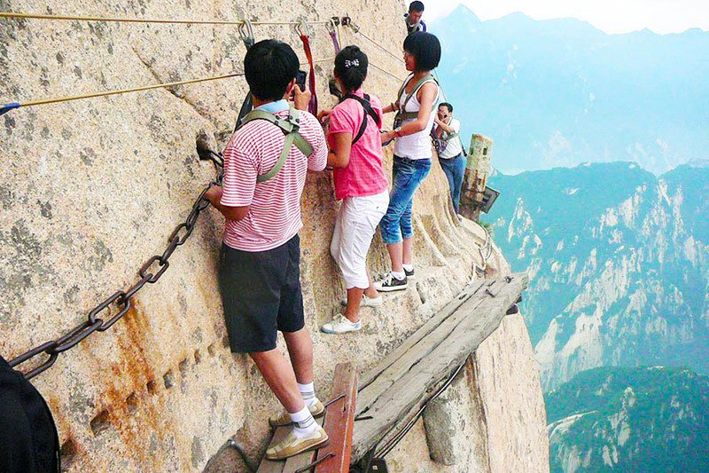 mount-huashan-plank-walk-travel-adventure